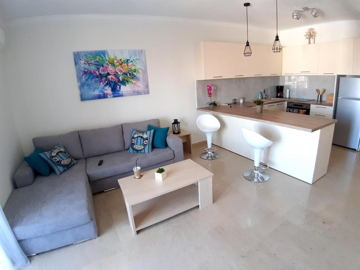 Central Apartment Near The Beach With Huge Private Terrace Лутраки Екстериор снимка