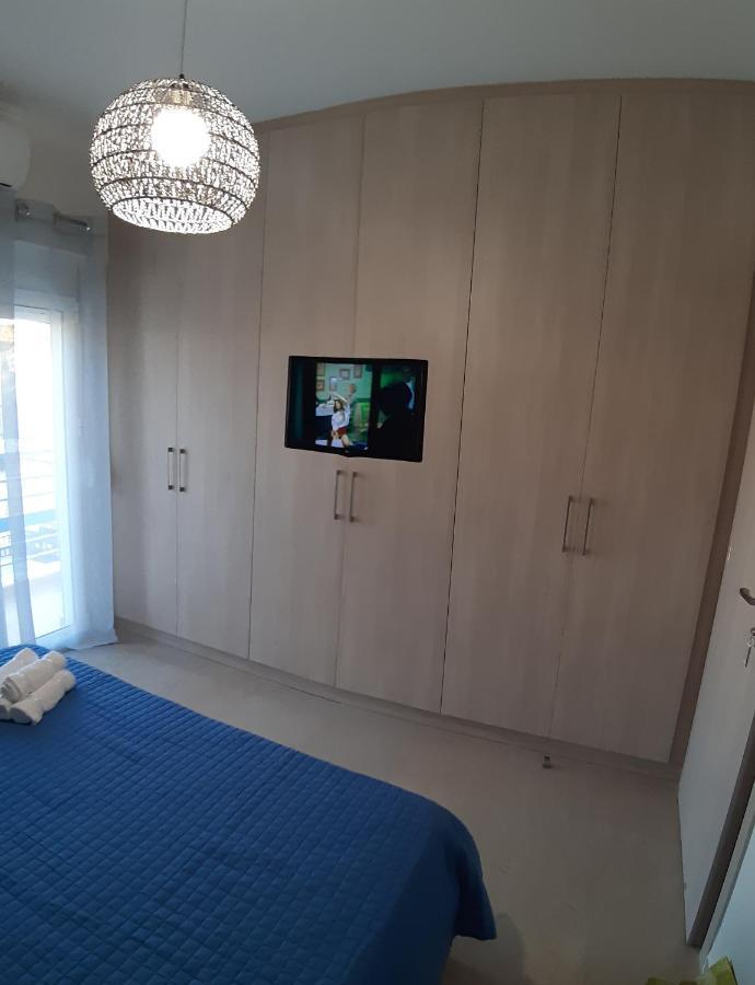 Central Apartment Near The Beach With Huge Private Terrace Лутраки Екстериор снимка