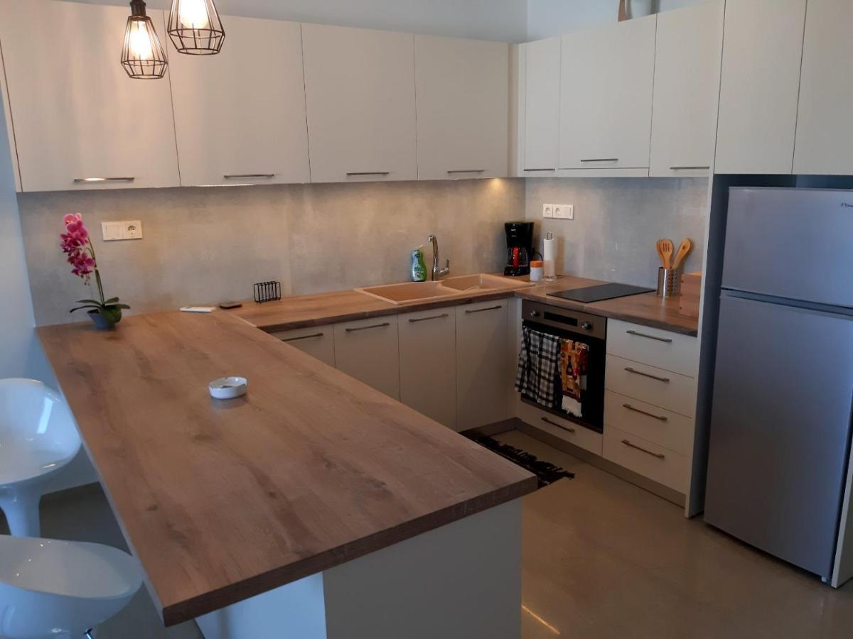 Central Apartment Near The Beach With Huge Private Terrace Лутраки Екстериор снимка